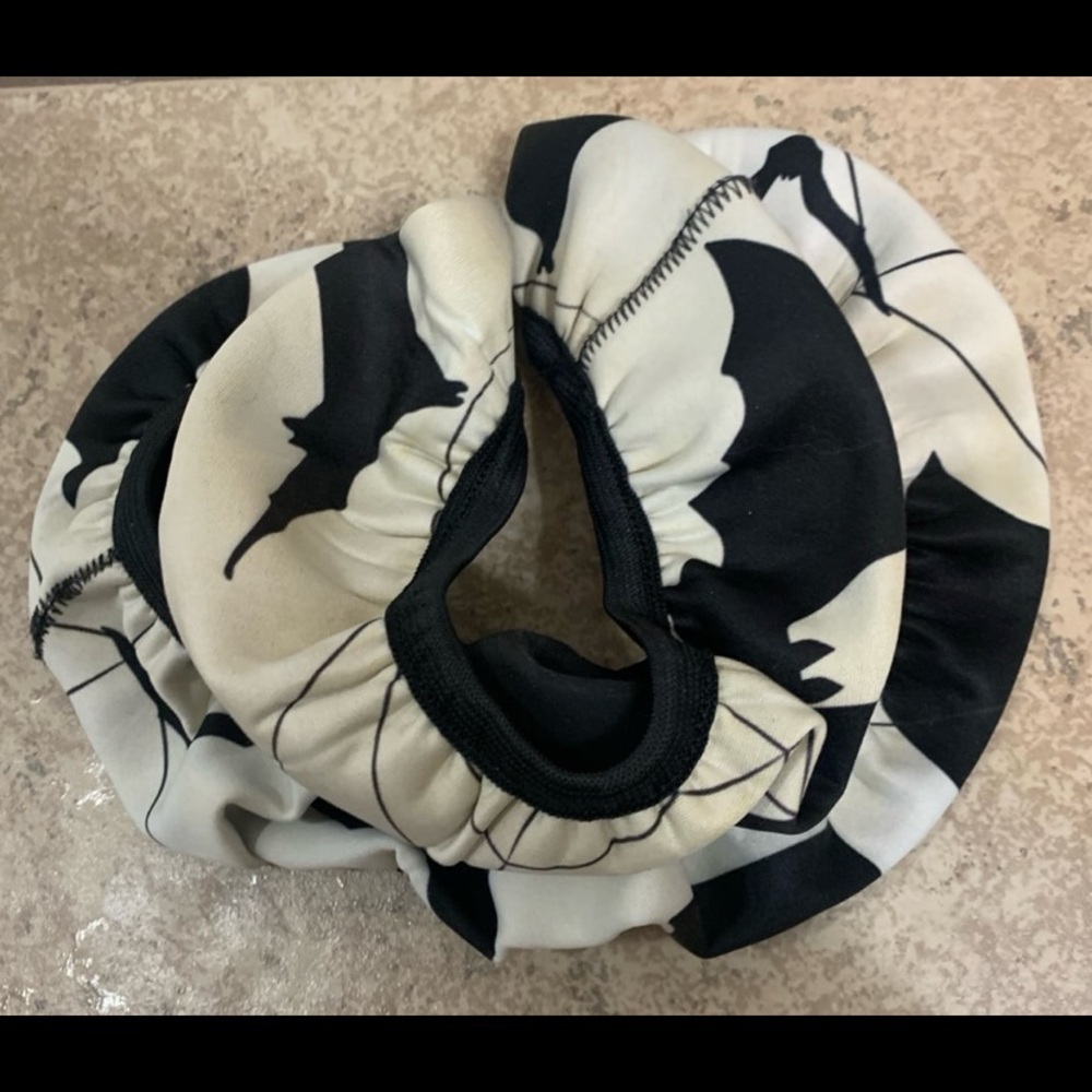 Black & White Fabric Adjustable Car Stretch Steering Wheel Cover.
.